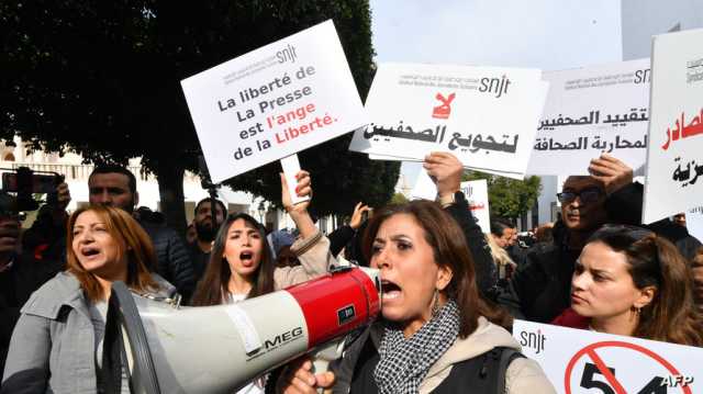 بوليس إعلامي.. تصاعد المواجهات بين الصحفيين والسلطات في تونس