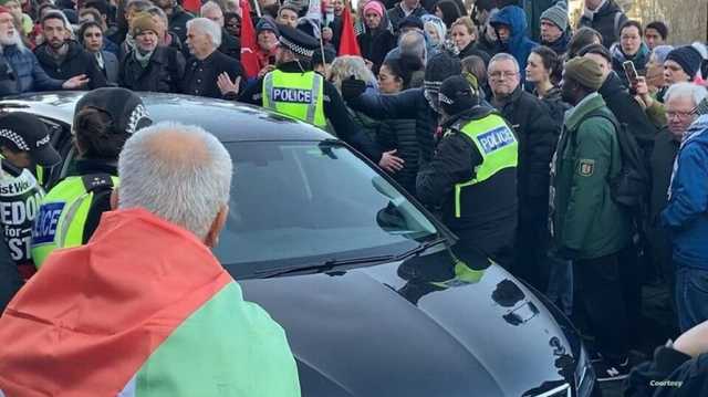 سبعينية تصدم بسيارتها متظاهرين مؤيدة للفلسطينيين في اسكتلندا