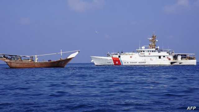 تسبب بـنشوب حريق.. هجوم صاروخي على سفينة قبالة السواحل اليمنية
