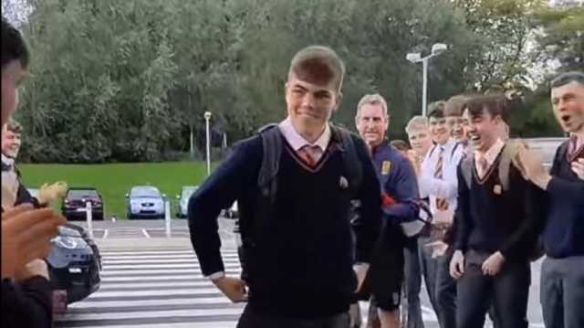 لاعب ليفربول الطفل واستقبال المدرسة بعد كأس الرابطة.. ما حقيقة الفيديو؟
