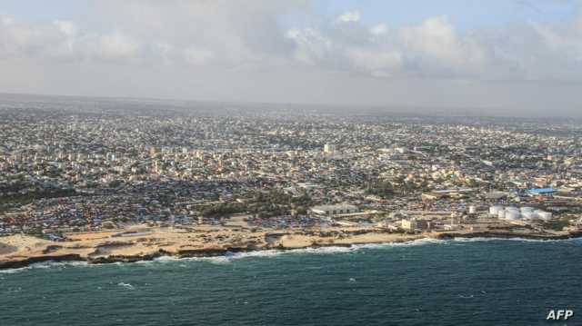 دوي انفجارات في العاصمة الصومالية.. وحركة الشباب تتبنى هجوما على فندق