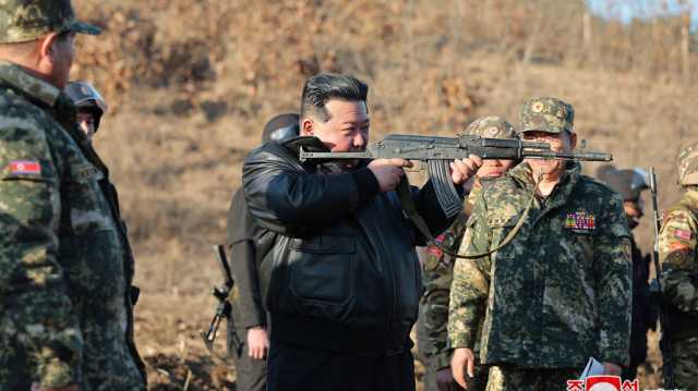 حاملا بندقية.. زعيم كوريا الشمالية يتفقد قاعدة تدريب عسكرية