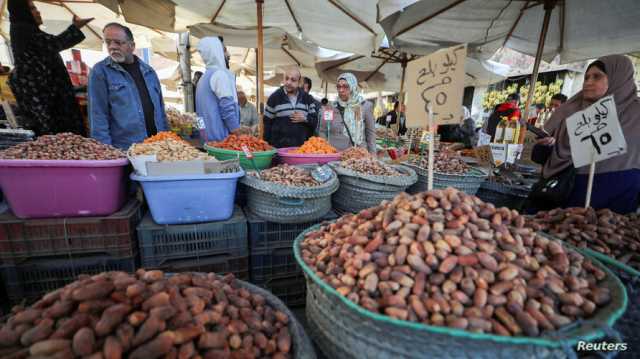 بعد تعويم وغلاء.. مصريون يدخلون رمضان بسلاح الاستغناء