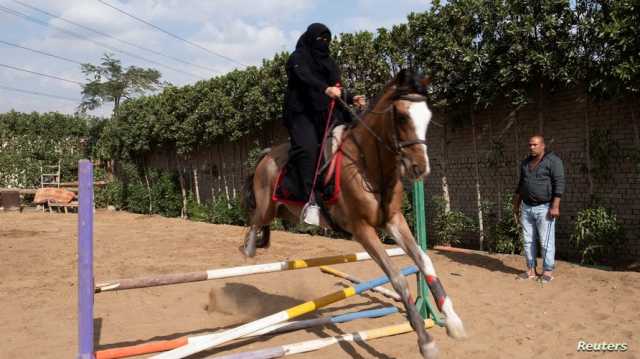 بالنقاب والتنورة.. مصرية تقتحم عالم الفروسية