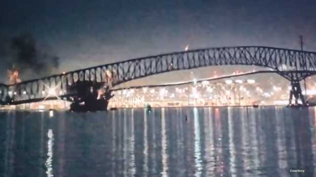 فيديو رصد الحادثة.. انهيار جسر في مدينة أميركية بعد اصطدام سفينة كبيرة به
