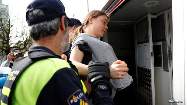 اعتقال ناشطة المناخ السويدية غريتا تونبري خلال مظاهرة في لاهاي