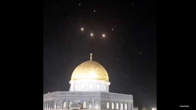 فيديو.. مشاهد اعتراض مسيرات وصواريخ بسماء المسجد الأقصى