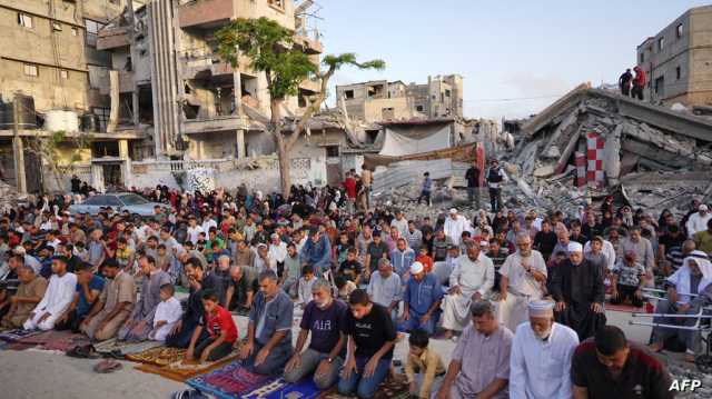 عشرات الفلسطينيين يؤدون صلاة العيد فوق أنقاض مسجد في غزة