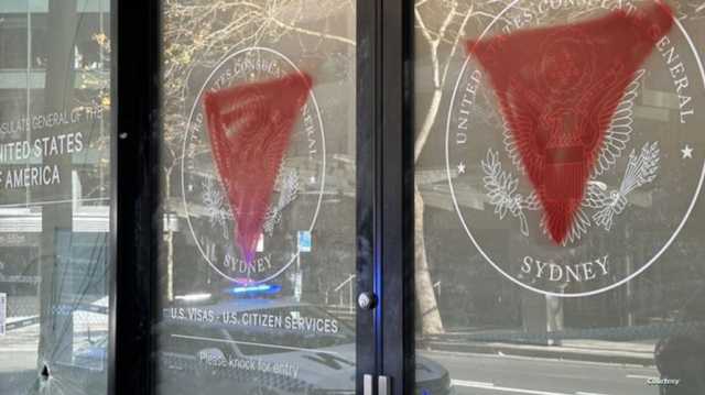 مثلثات حمراء مقلوبة.. تنديد رسمي بالاعتداء على مبنى القنصلية الأميركية في سيدني