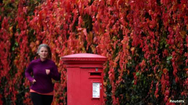 بريطانيا.. الكشف عن أول صندوق بريد أحمر يحمل رمز الملك تشارلز