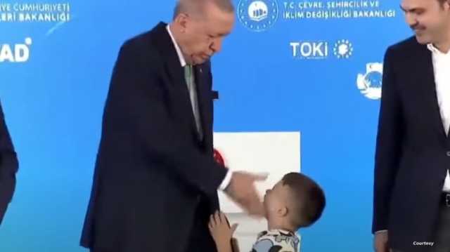 لم يقبل يده.. فيديو صفعة إردوغان لصبي يثير الجدل في تركيا