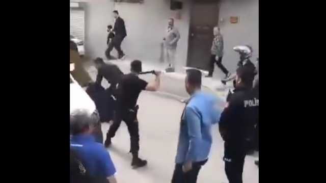 الشرطة التركية تعتدي على سوريين.. ما حقيقة الفيديو؟