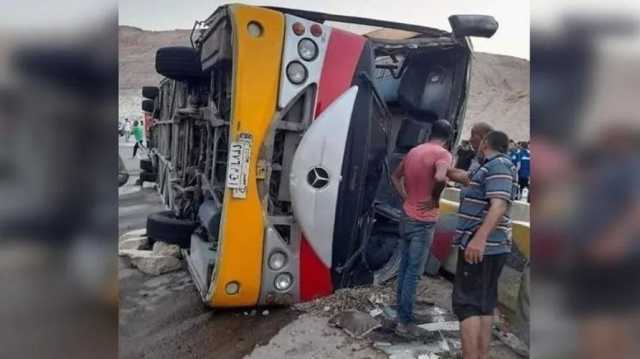 حادث مروع في مصر.. مصرع 12 وإصابة العشرات بانقلاب حافلة