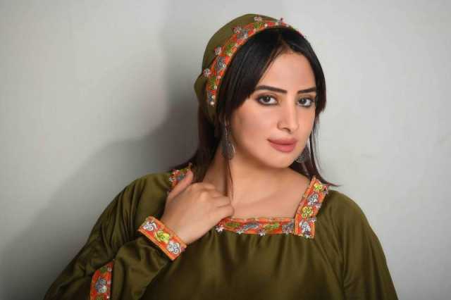 فنانة يمنية شهيرة تكشف عن عملها في السلك الدبلوماسي بوزارة الخارجية (فيديو)