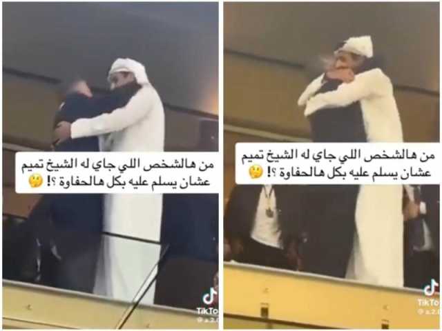 شاهد ما فعله أمير قطر ‘‘الشيخ تميم’’ حينما تفاجأ بمعلمه العراقي الذي درّسه في الابتدائية (فيديو)