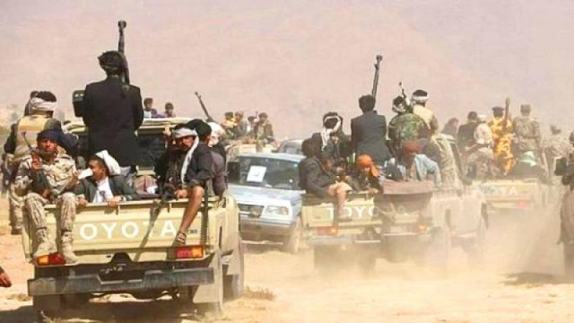 مسؤول يمني: الحوثي يحشد المقاتلين لمهاجمة أمريكا وإسرائيل ويتوجه بهم إلى مأرب