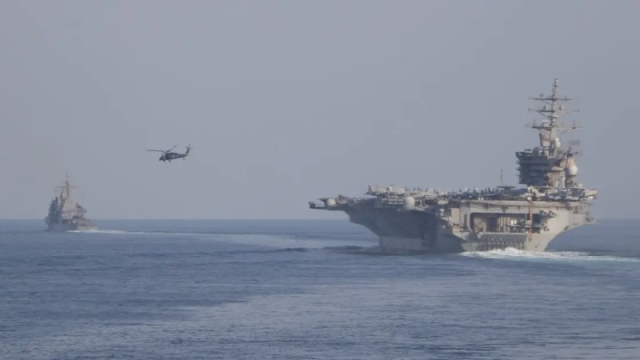 حاملة طائرات ومدمرات أمريكية تصل مياه الخليج العربي بعد احتجاز سفينة في خليج عدن