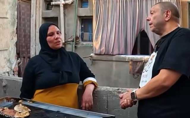 سيدة البلكونة.. شاهد امرأة مصرية تفتتح مشروعًا في شرفة منزلها (فيديو)