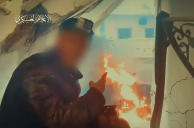 شاهد: دبابات اسرائيلية تحترق في الشجاعية بغزة ومقاتل من القسام يلتقط ”سيلفي” معها