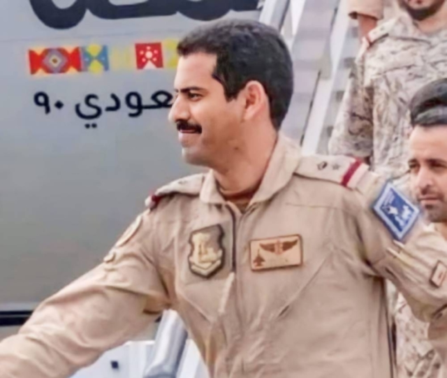 شاهد: أول صورة للمقدم طيار ماجد العتيبي الذي توفي في حادث سقوط المقاتلة السعودية بالظهران