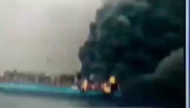 عاجل: استهداف سفينة في البحر الأحمر واشتعال النيران فيها