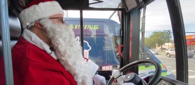 لنشر بهجة الكريسماس.. بابا نويل يقود حافلة فى أمريكا