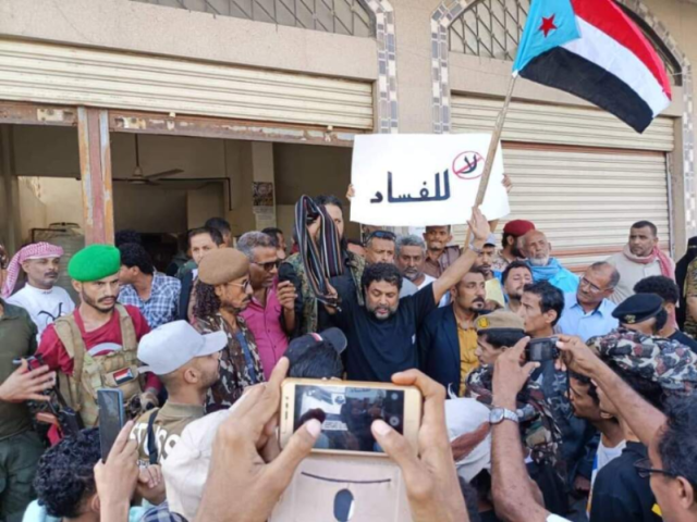 قيادي سابق في القاعدة موالي للانتقالي يقتحم مبنى وزارة التعليم العالي في عدن ”صور”