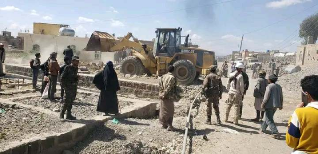 بصحبة الزينبيات.. حملة حوثية لإزالة مباني المواطنين في محافظة ذمار ”شاهد”