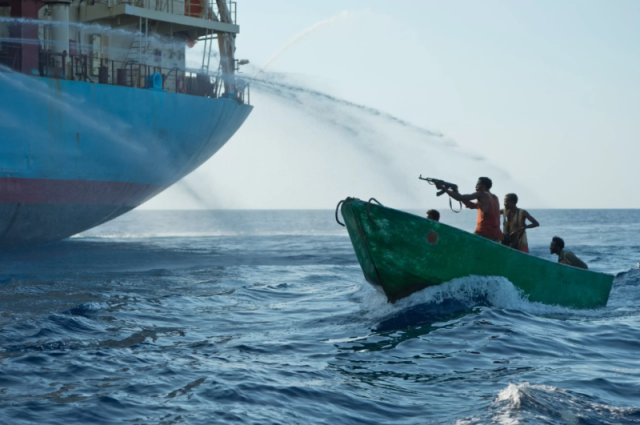 عاجل: مسلحون يصعدون على متن سفينة شحن بالبحر الأحمر