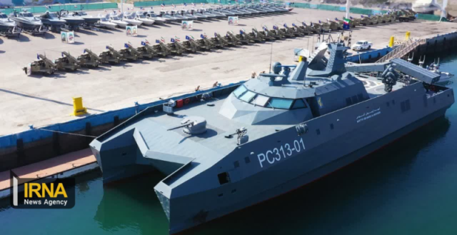 إيران تتوعد بـ”حرب بحرية شاملة” وتعلن إرسال 100 سفينة قاذفة للصواريخ ومدمرة جديدة تحمل اسم قائد عربي!