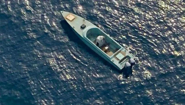 عاجل: زوارق حوثية تقترب من سفينة تجارية بالمخا والبحرية الأمريكية تعلن إسقاط هجوم جوي بالبحر الأحمر