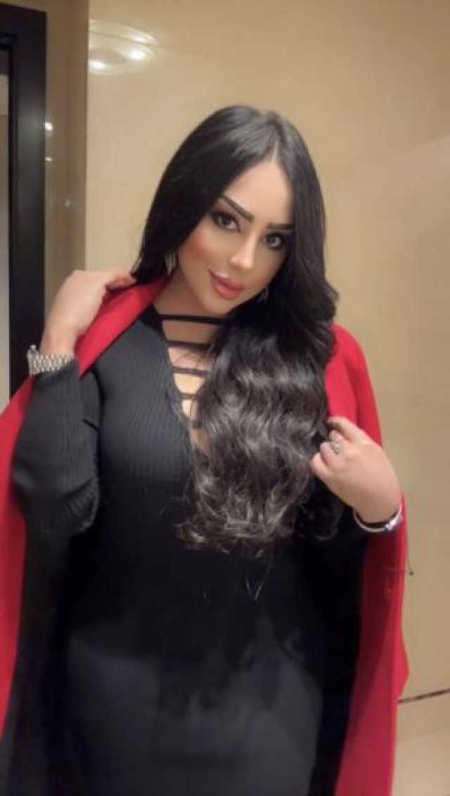 فنانة يمنية شهيرة تخطف الأنظار بإطلالتها المثيرة في أحد فنادق السعودية (فيديو)