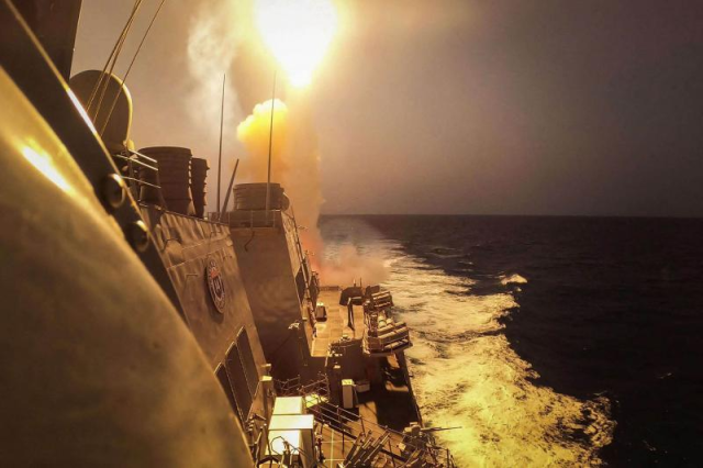 ضابط أمريكي يفجر مفاجأة: القواعد العسكرية في قطر وسوريا والعراق ستتعرض لهجمات والسفن ستغرق بالبحر الأحمر