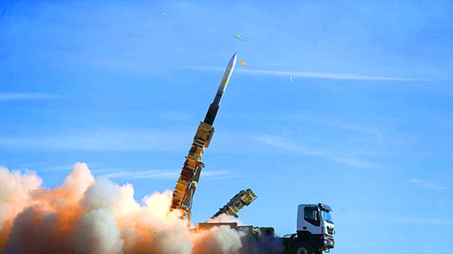 عاجل: انفجار مدوي في الحديدة وتحليق منخفض للطيران الأمريكي وإطلاق صاروخ جنوب البحر الأحمر