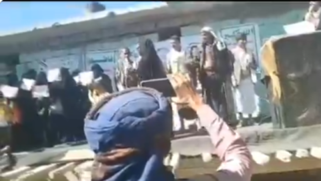 نهاية صادمة لمعلمين ومعلمات أثناء تكريمهم بصنعاء على الطريقة الحوثية ”فيديو”