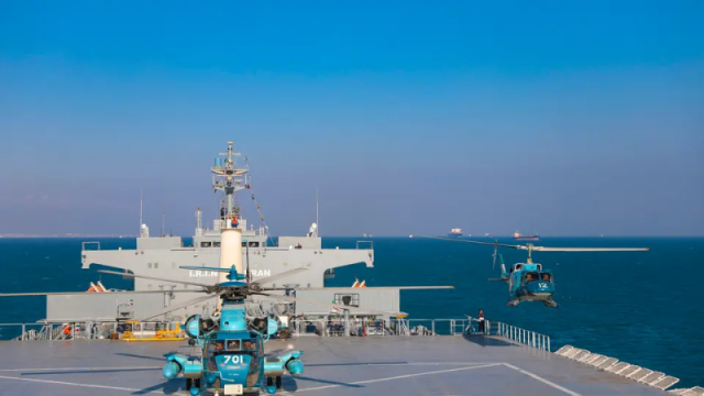 تصادم سفينتين حربيتين بريطانيتين خلال رسوهما في البحرين