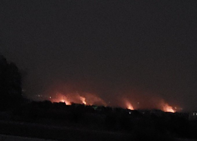 اشتعال النيران في قاعدة الديلمي الجوية بمحيط مطار صنعاء إثر غارات أمريكية عنيفة قبل قليل ”صور”
