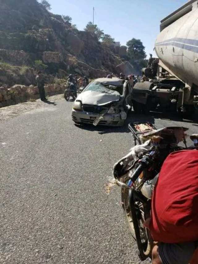 إصابة شيخ قبلي بحادث مروري بعد اصطدام سيارته بإحدى الشاحنات في طريق المحويت (صور)