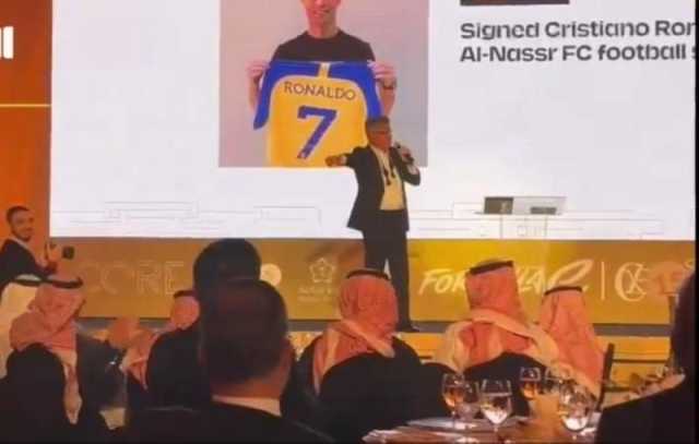 ” بمبلغ 125 ألف دولار”....شاهد :سيدة أعمال تشتري قميص لاعب النصر ”رونالدو‬⁩ ”‬⁩ يحمل توقيعه في مزاد علني