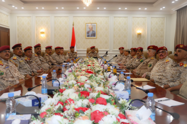 قيادات القوات المسلحة اليمنية تجتمع في العاصمة المؤقتة عدن بحضور رئيس هيئة الأركان العامة ”صور”