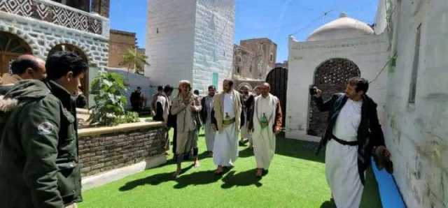 شاهد بالصور .. الحوثيون يبددون أموال الأوقاف لبناء حسينيات بجانب قبور الأئمة في ذمار