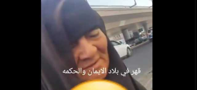 ”جئت أبحث عن ابني فوجدت موته”.. قصة مسنة يمنية تعيش في الشارع(فيديو)