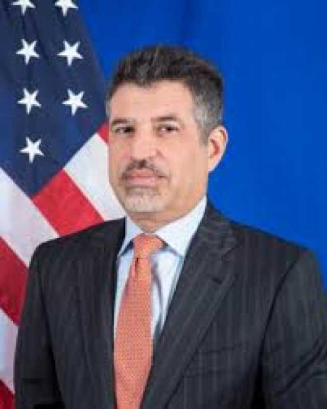 ”انقلب عداد زمني”..باحث سياسي يهاجم السفير الأمريكي بسبب مهادنته للحوثيين