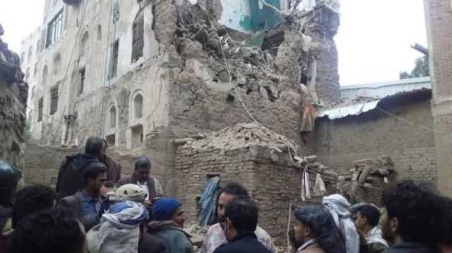 انهيار منزلين في صنعاء وهروب جماعي لسكان المنازل المجاورة (فيديو)