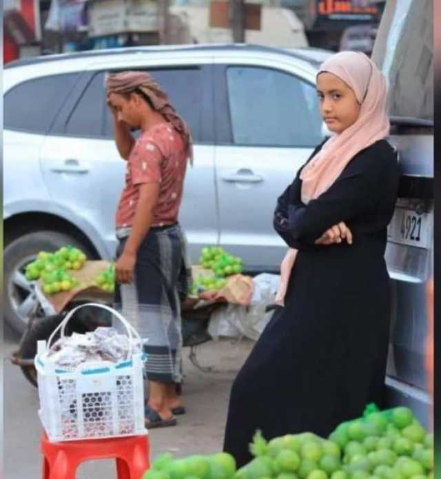 صورة تلهم الآلاف.. كيف تحولت طفلة تبيع الحلويات في عدن إلى رمز للأمل والتحدي