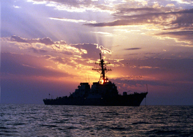 عاجل: تدمير سفينتين بالبحر الأحمر والجيش الأمريكي يكشف عن ”سلاح حوثي” يدخل المعركة البحر لأول مرة