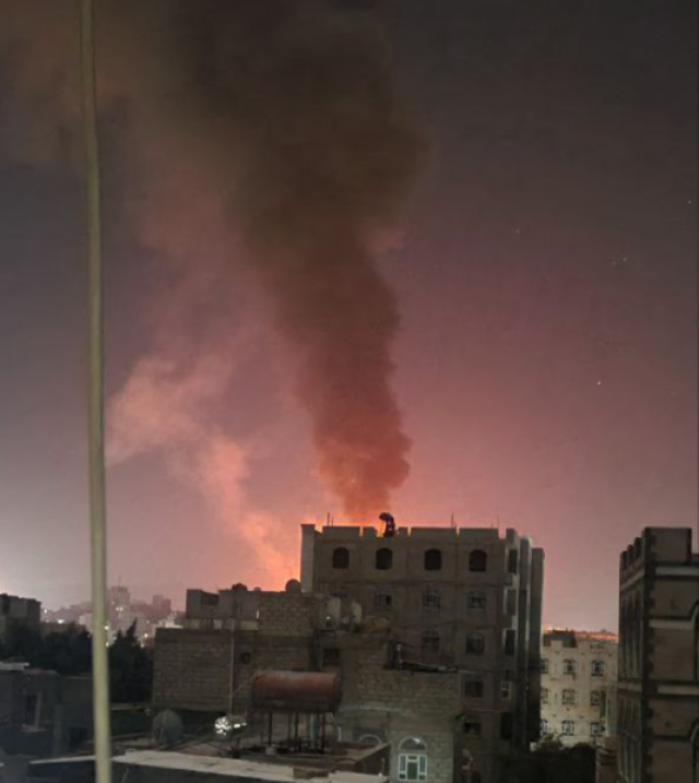 عاجل.. مصدر غربي: طائرات أمريكية وبريطانية وسفن حربية شنت عشرات الضربات ودمرت مواقع للحوثيين بصنعاء