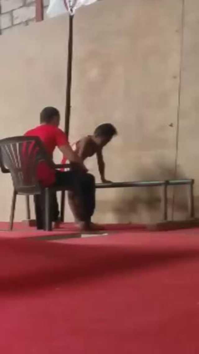جلسة تعذيب وحشية.. مدرب جمباز يمني يضرب طفلًا بعنف خلال تدريبه في صالة الاتحاد اليمني (فيديو)