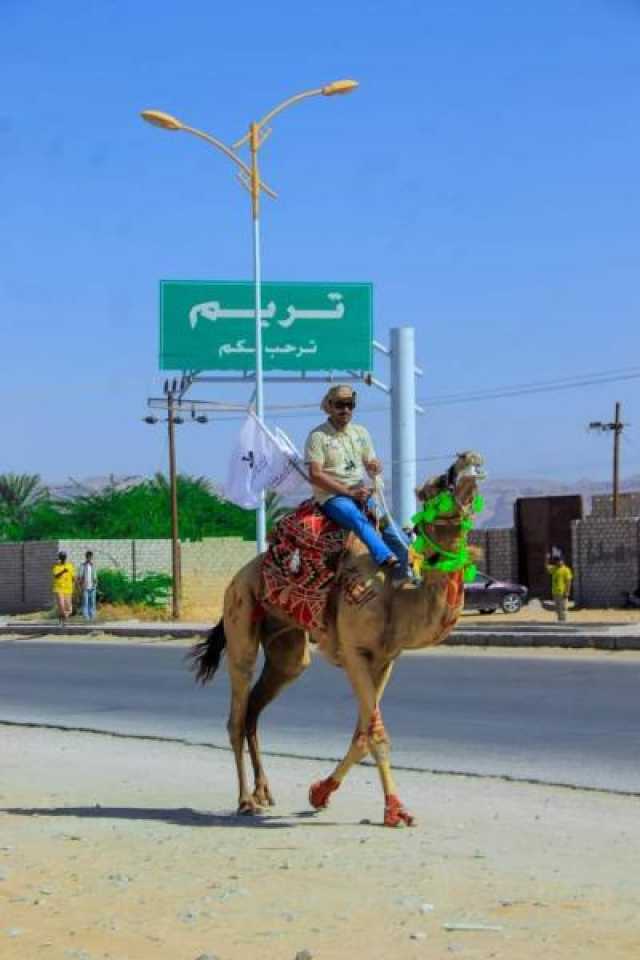 ”في محاولة لإحياء التراث ”: شاب يمني يسافر إلى الحرم المكي على ظهر جمل ويثير الإعجاب