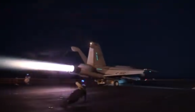 فيديو لطائرة أمريكية أثناء انطلاقها لتوجيه ضربات عنيفة هزت العاصمة صنعاء ”شاهد”